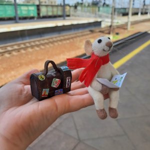 Работа Мышонок путешественник .Валяна игрушка мышь.