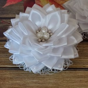 Робота Білі бантики з мереживом