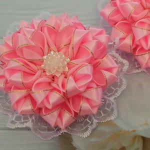 Работа Цветные бантики с кружевом