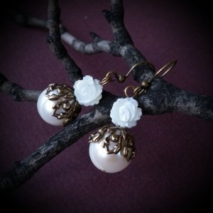 Работа Белые серьги с жемчугом и перламутром