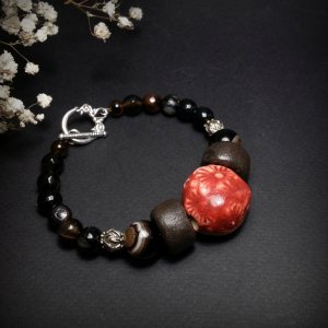 Работа Агатовый браслет с красной бусиной