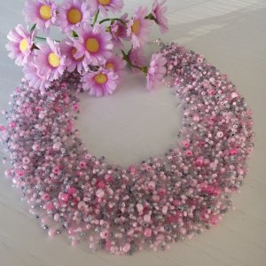 Работа Колье серо-розовая дымка
