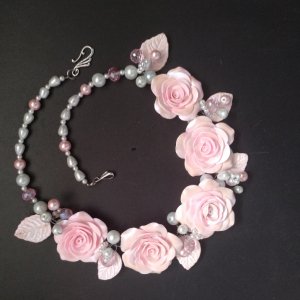 Робота Кольє з  рожевими трояндами і перлами