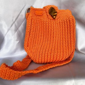 Работа сумочка-ракушечка, оранжевого цвета.