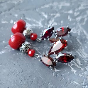 Работа Серьги с натуральными кораллами и кристаллами циркона
