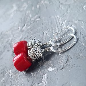Работа Серьги с натуральными кораллами и серебряными застежками № 395