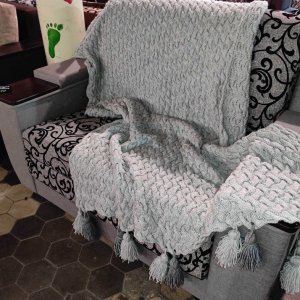 Робота Стильний сірий плед з помпонами