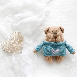 Работа Вязаная игрушка "мишка в кофте с сердцем"