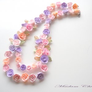 Робота Кольє з різнокольоровими трояндами