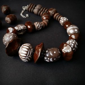 Работа Коричнево белое керамическое ожерелье