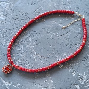 Робота Намисто з натуральних коралів з цирконами у позолоті