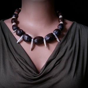 Работа Коричневое ожерелье с перламутром