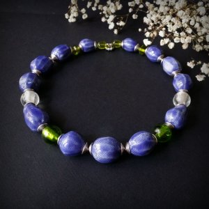 Работа Ярко-синий ожерелье с зеленым и белым стеклом