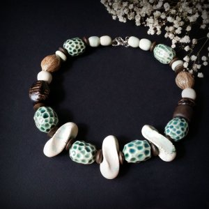 Работа Дикое ожерелье с белыми длинными бусинами