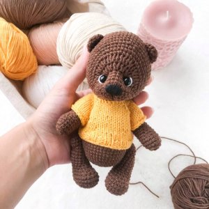 Робота В'язана іграшка ведмедик в кофтині