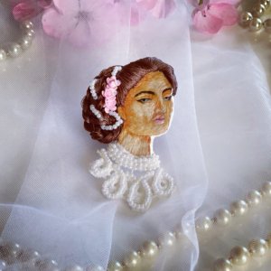 Работа Мини-портрет гладью. брошь