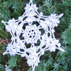 Работа Новогоднее украшение - снежинка вязаная