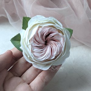 Робота Дуже красива шпилька для волосся з трояндою