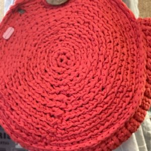 Работа сумка круглая, кораллового цвета.