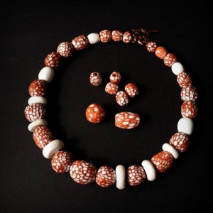 Работа Короткое красное ожерелье из керамики ручной работы