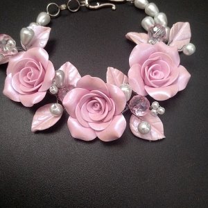 Работа Браслет с перламутровыми розами