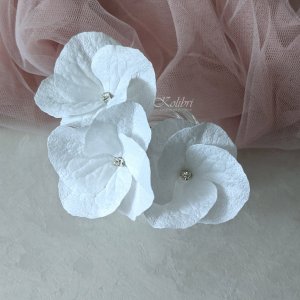 Робота Шпильки в зачіску з білими квітами