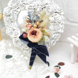 Работа Бархатная бутоньерка Navy Blue с персиковым пионом