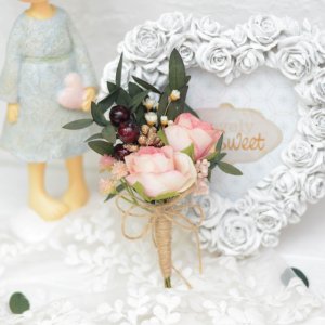 Робота Бутоньєрка з трояндами і зеленню