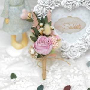 Робота Бутоньєрка з бузкової трояндою і зеленню