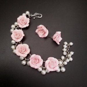 Работа Браслет и серьги с белыми жемчугом