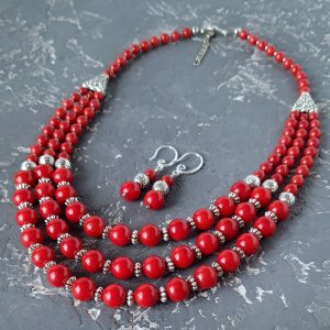 Работа Классический комплект из натуральных кораллов ожерелье и серьги