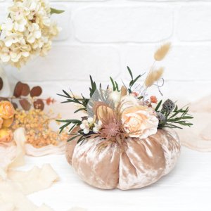 Робота Декоративна оксамитова ГАРБУЗ з декором. Крем-беж