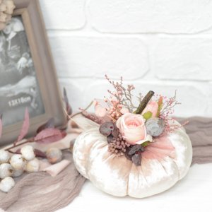 Робота Декоративна оксамитова ГАРБУЗ з декором. Крем-персик