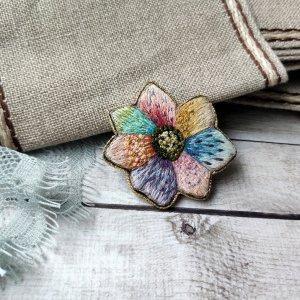 Робота Брошка Квітка-семибарвиця