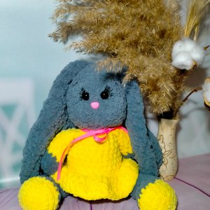 Работа вязаная зайка