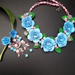 Работа Колье и серьги с голубыми розами