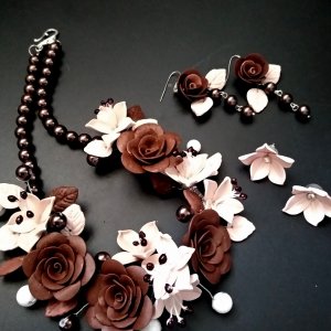 Робота Кольє з шоколадними трояндами і дві пари сережок