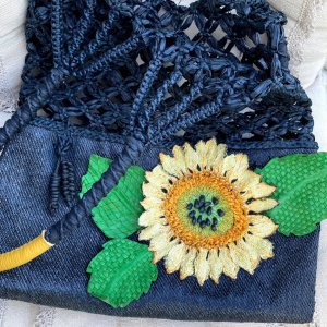 Робота Сумка плетена з вишивкою з рафії і шкіри .