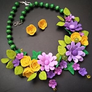 Робота Кольє і сережки з жовтими і бузковими квітами. літо