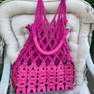 Робота Сумка шкіряна з сіткою макраме tote 2021 кольору фуксія.