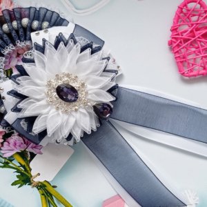 Работа Резинка на гульку с хризантемой из органзы сине-белая