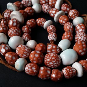 Робота Червоно біле довге намисто з кераміки ручної роботи