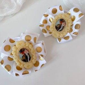 Работа Школьные бантики на резинке кремово-белые