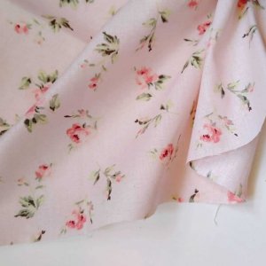 Робота Тканина бавовна вантажні квіточки на блідо-рожевому тлі