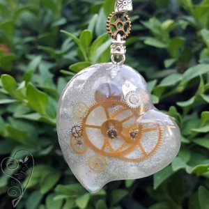 Работа Кулон «Застывшее время»