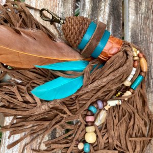 Робота Замшевий брелок з бахромою,пірьями,намистинами.