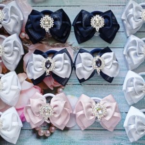 Робота Стильні бантики з сатиновою стрічки з срібним блиском