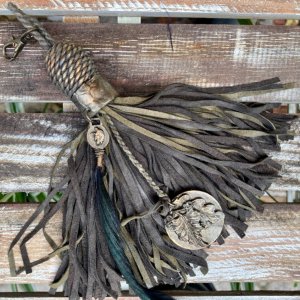 Робота Замшевий брелок кисть з пером і медальйоном