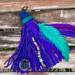 Робота Брелок зі шкіри кисть з пір'ям, намистинами і медальйоном.