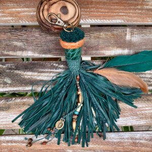 Робота Брелок зі шкіри кисть з пір'ям, намистинами, шкірою крокодила.